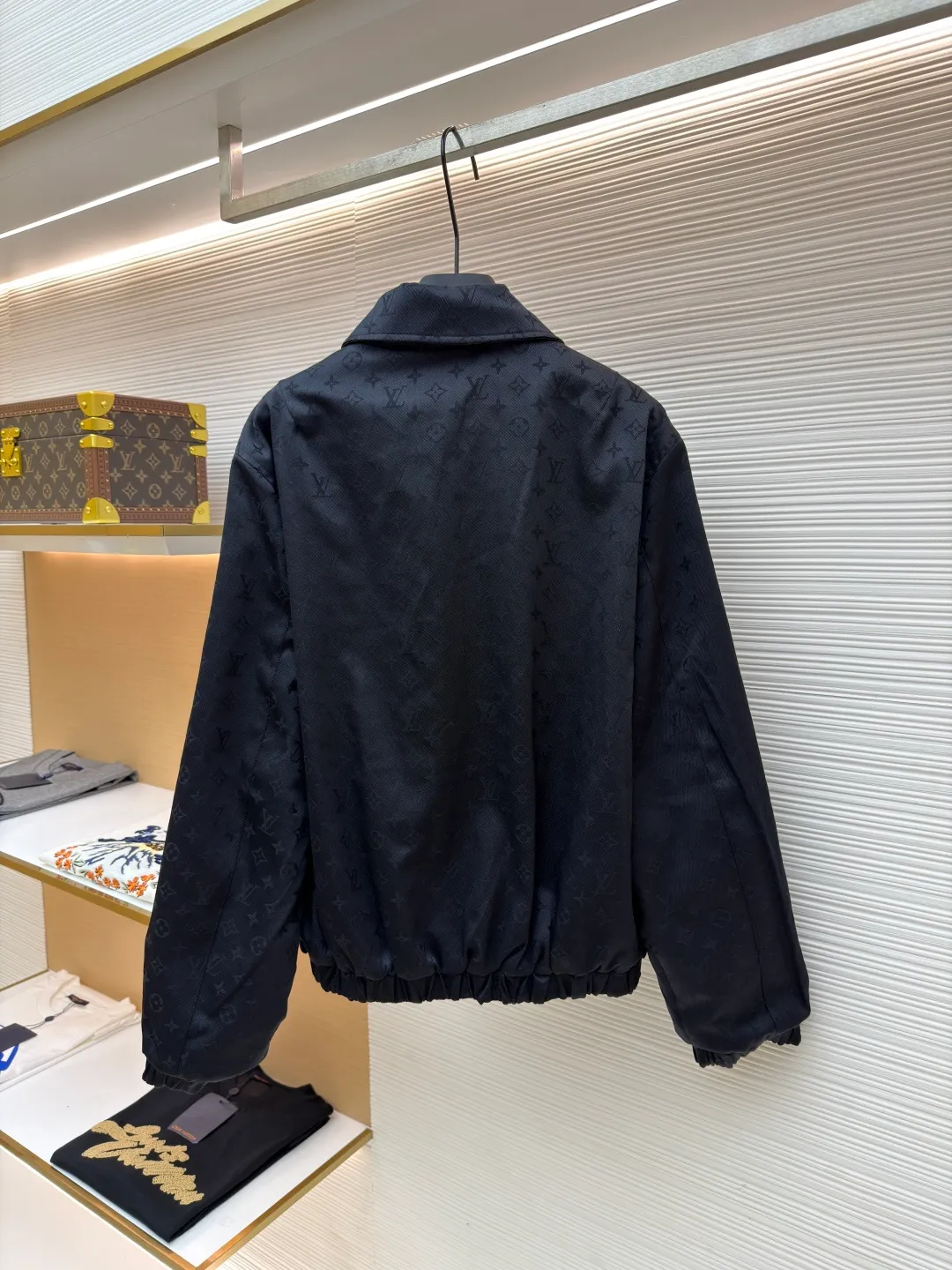 LOUIS VUITTON Reversible Tunic Jacket ●Original version: 25800 purchase and development ●Item number: 1681139-C10 ●Fabric: polyester nylon fabric ●Technology: jacquard production ●Version: fitted version ●Weight: about 765 grams ●Size: S-M-L-XL ●Description: Solid color satin + classic Der decoration , full of satin luster, paired with the iconic pattern of jacquard texture on the leather collar, retro and modern, with metal initials embellishment on the chest, low-key but sharp, full of aura! Side B: iconic jacquard woven Monogram pattern, on a black base, the same color Monogram jacquard is low-key and luxurious, the delicate texture instantly enhances the sense of luxury, and the control of details is ecstatic! Zipper closure + black pearl-effect button pockets: a perfect fusion of practicality and aesthetics, with a full sense of ritual. Solid color pockets with flaps on both sides + solid metal details: a collision of retro and futuristic styles, making it a blockbuster at any time. Two large jacquard textured side pockets on the other side: both practicality and design, concave shape artifact ~ double-sided life, switch at will. A-side debut: with silk long skirt +, satin gloss + metal logo, instantly transform into a party king, B-side out: matching + White shoes, classic Monogram blessing, retro casual style. This kind of design that combines classicity and innovation to the extreme can’t be mistaken when you close your eyes! The overall wiring is straight and delicate, the fabric is comfortable and soft, and the color is consistent without color difference. It can be matched with the same style to create a fashionable look and control various occasions. Customized accessories, complete with three standards, same style for men and women!